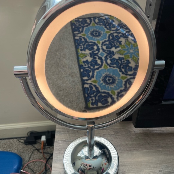 Conair light up mirror - Picture 3 of 6